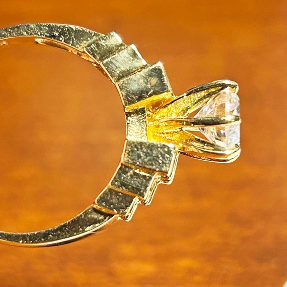 14kt GOLD RING 2 CT CUBIC ZIRCONIA, SIZE 9, 18 SIDE STONES, FACETED GEM ABOUT - Picture 3 of 5